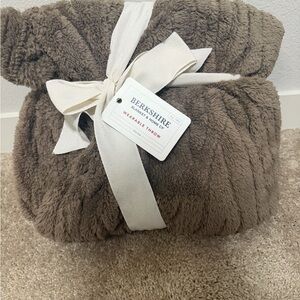 NWT Berkshire Cozy Brown Wearable Throw